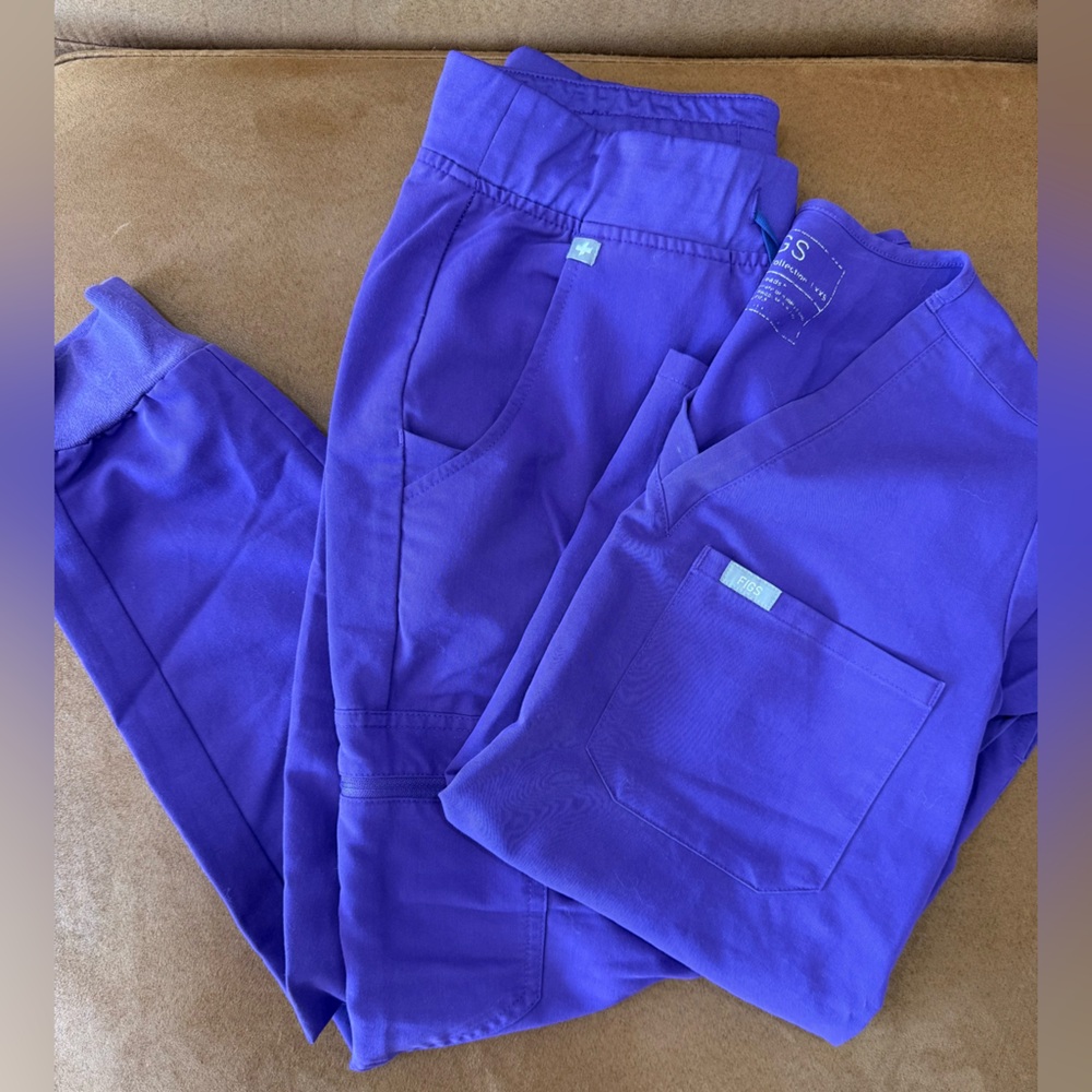 FIGS Bundle of 3 Sets of Scrubs - Picture 2 of 6